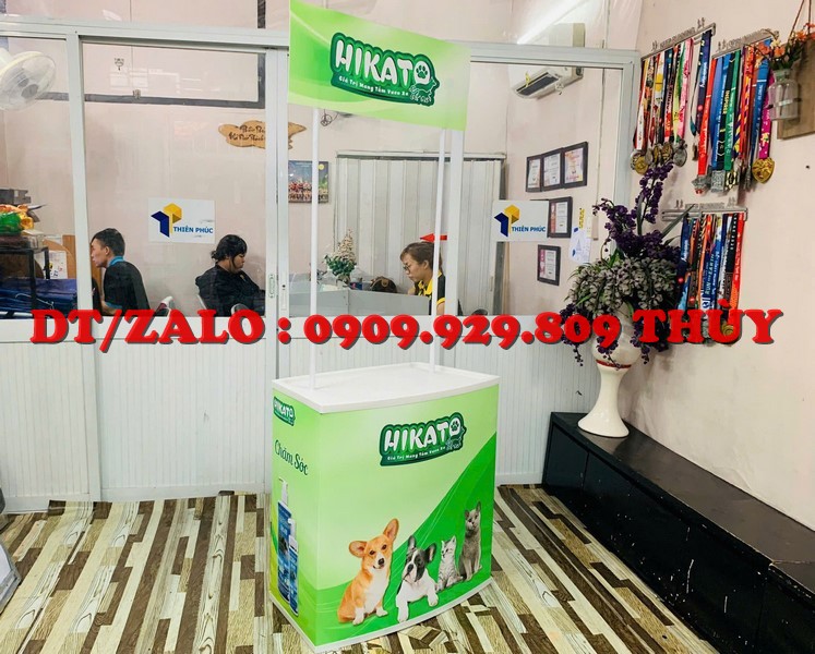 booth nhựa có in logo thương hiệu