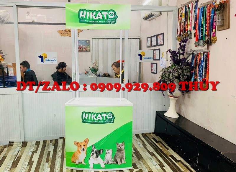 booth nhựa có in logo