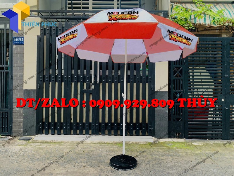 dù che quảng cáo in bạt sự kiện