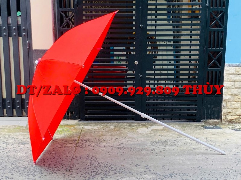 Dù che xe đẩy bán hàng vỉa hè màu đỏ