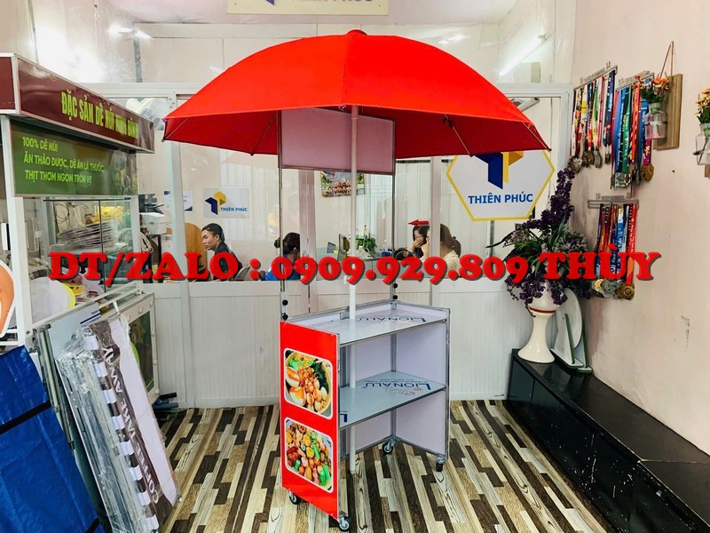 Dù che xe đẩy bán hàng vỉa hè món cá viên chiên