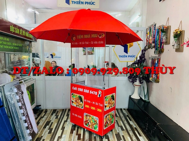 Dù che xe đẩy bán hàng vỉa hè món mì trộn