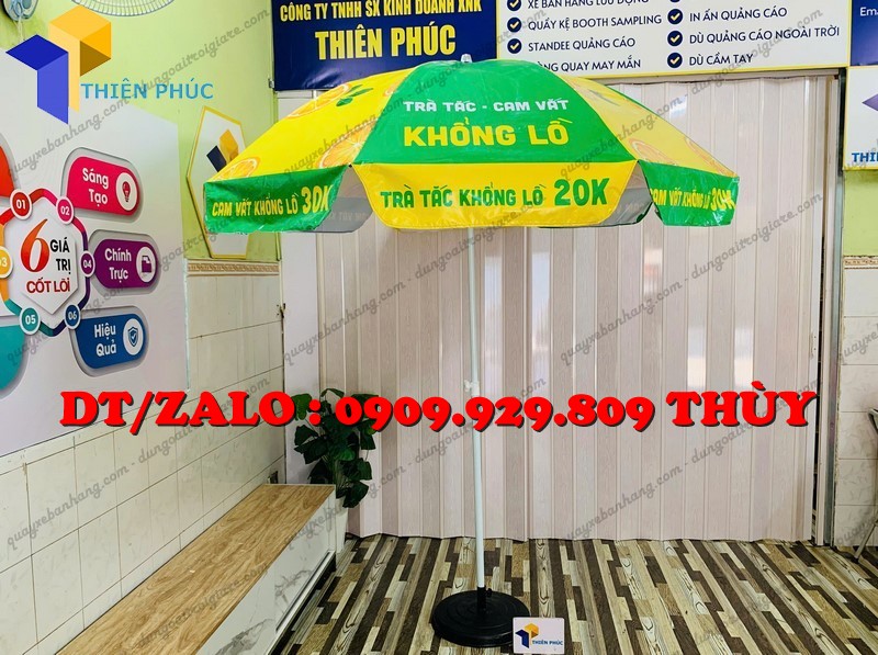 dù tròn che quán nước in logo