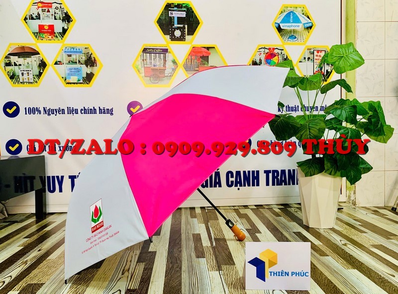 in dù cầm tay quảng cáo có logo