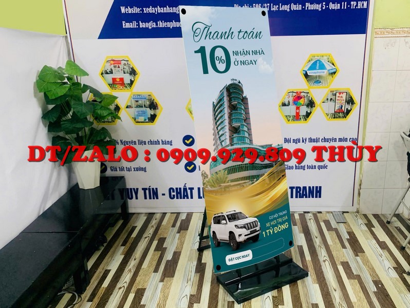 standee khung sắt để trước cửa hàng