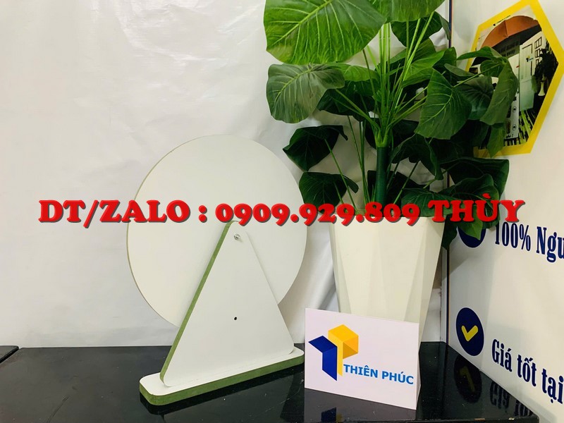 vòng xoay trúng thưởng để bàn gỗ